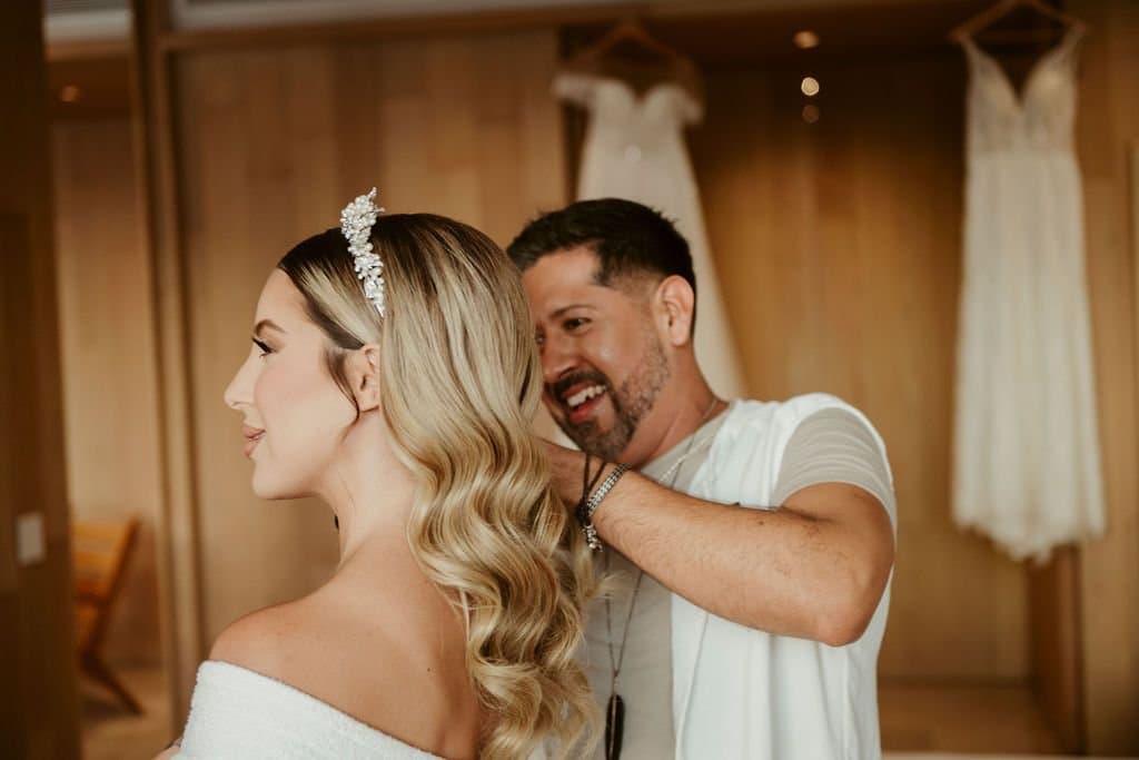 Colocación de tocado en una novia con ondas de gala