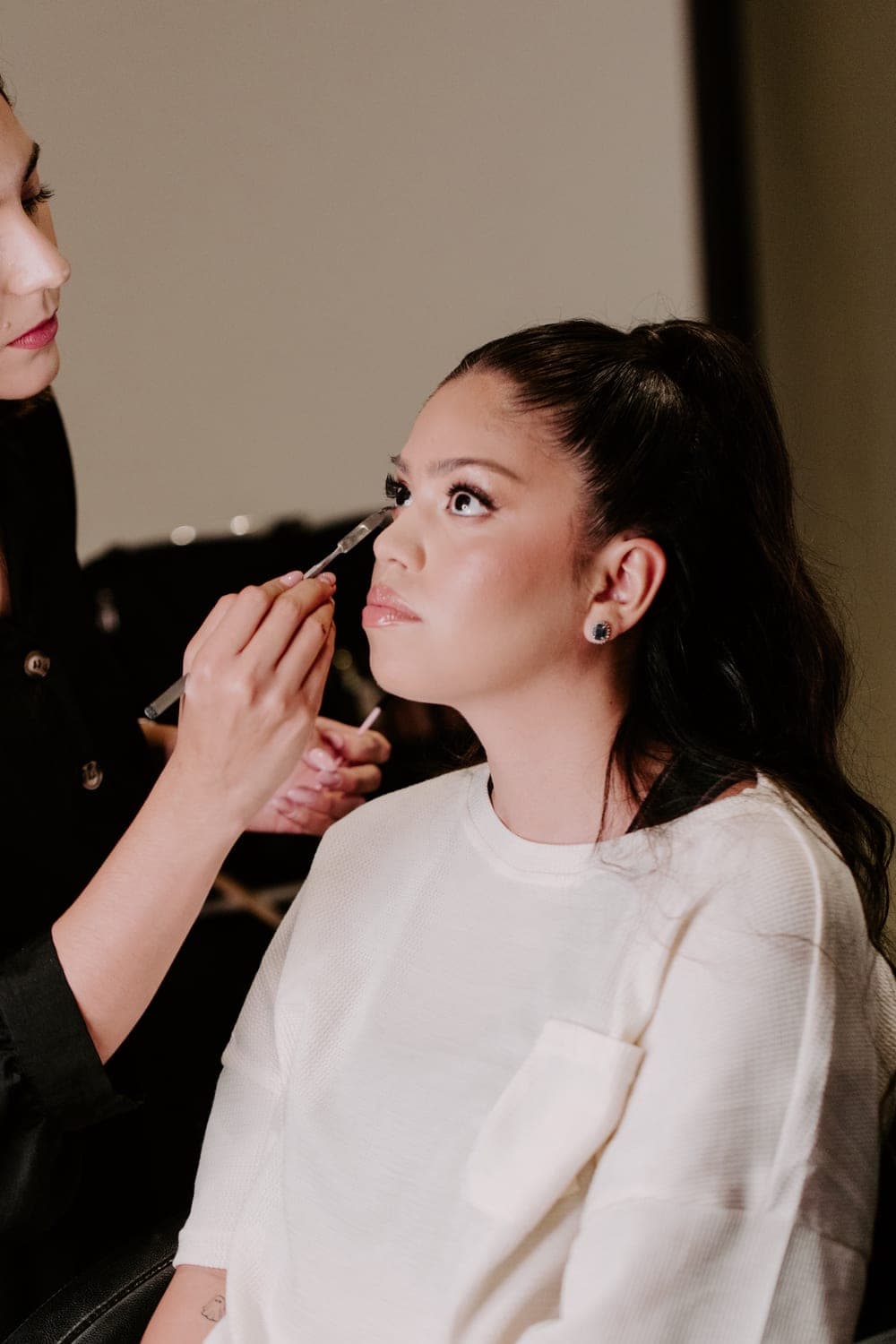 Artista de Mich & Beauty definiendo los labios con brocha fina