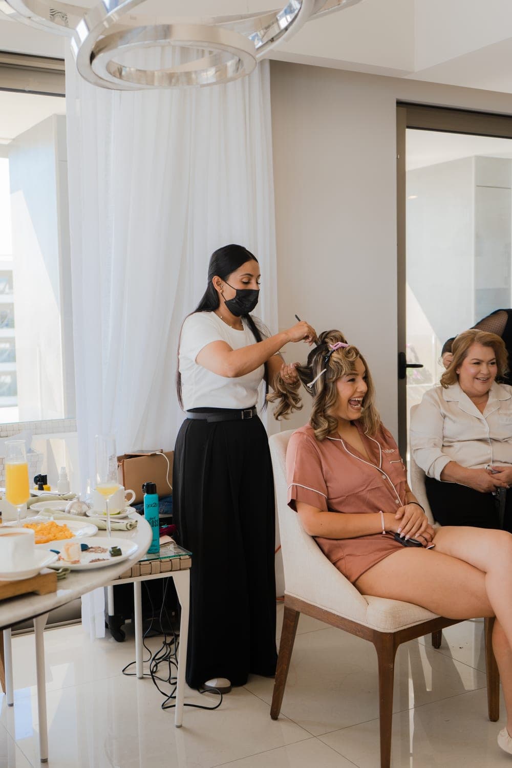 Artista de Mich & Beauty ondulando el cabello mientras arranca la mañana