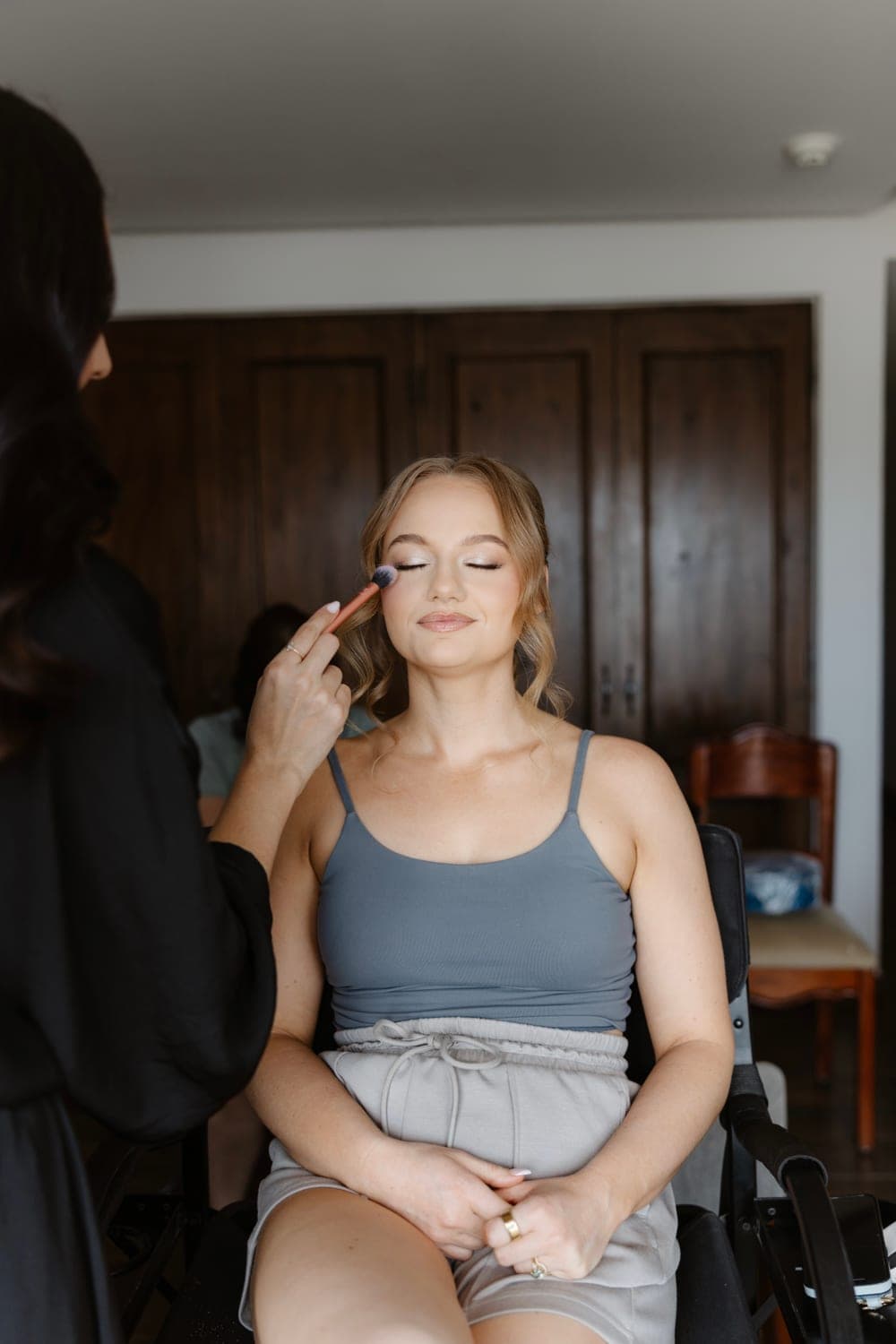 Artista de Mich & Beauty aplicando sombra con brocha