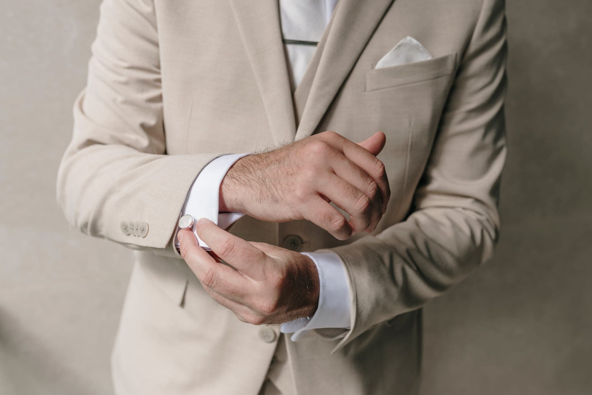 Novio ajustándose las mancuernillas, listo para la ceremonia